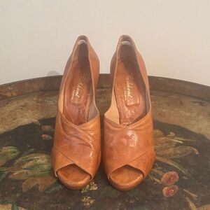 Gorgeous Tashkent by Cheyenne Brown Leather Peep-Toe Pumps Size 39 NIB